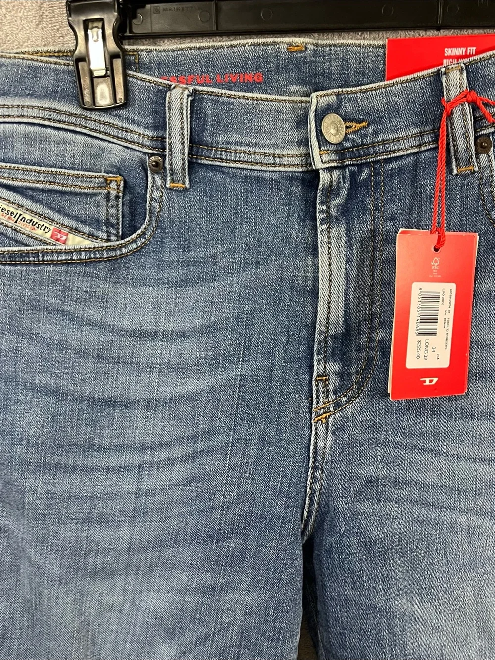 NWT Men’s Diesel 1983-09C01 Light Wash Denim Size 34x32 Raw Hem W/ Defect (Read)